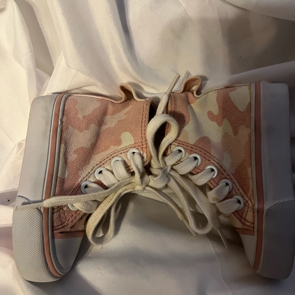 EUC Old Navy tennis shoes. Size 6-12 months. - Picture 2 of 10